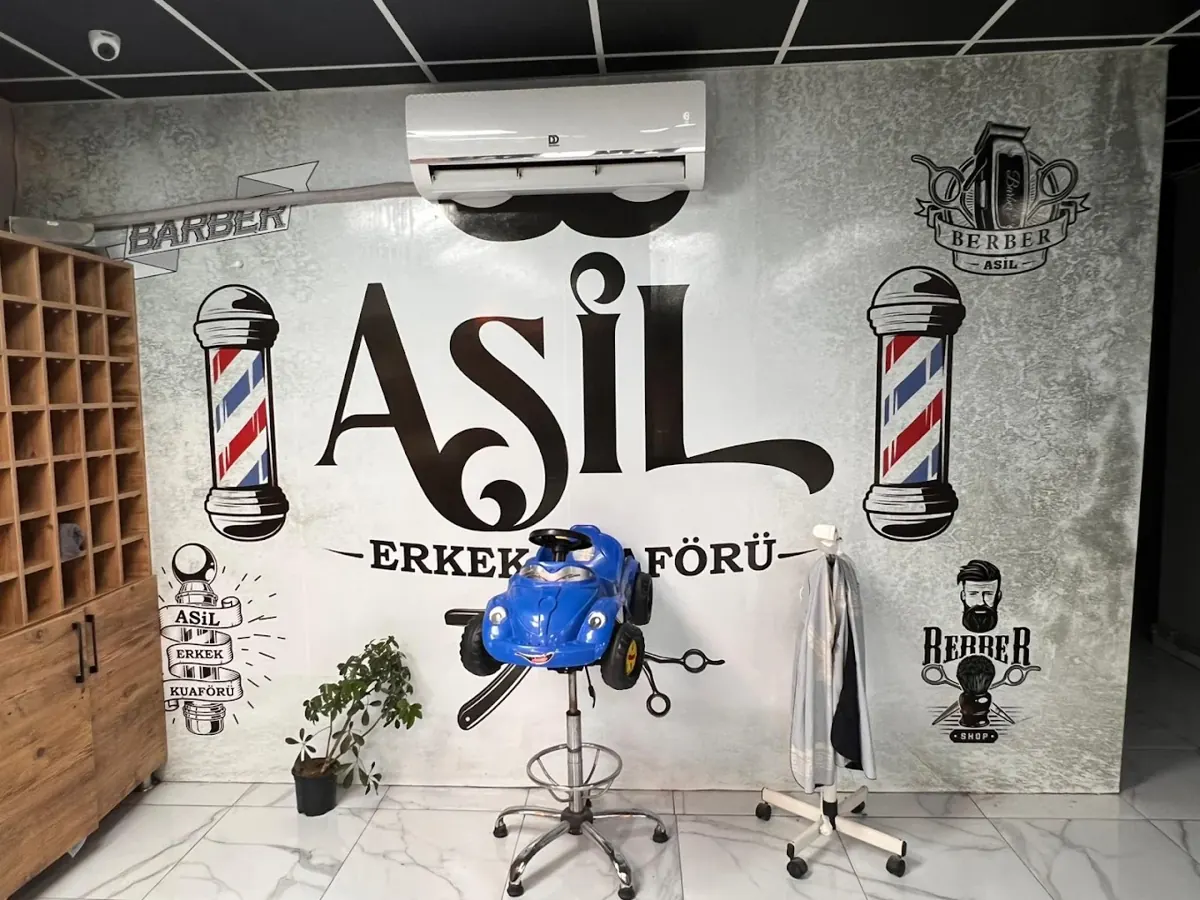 Asil duvarı önünde çocuklar için arabalı koltuk