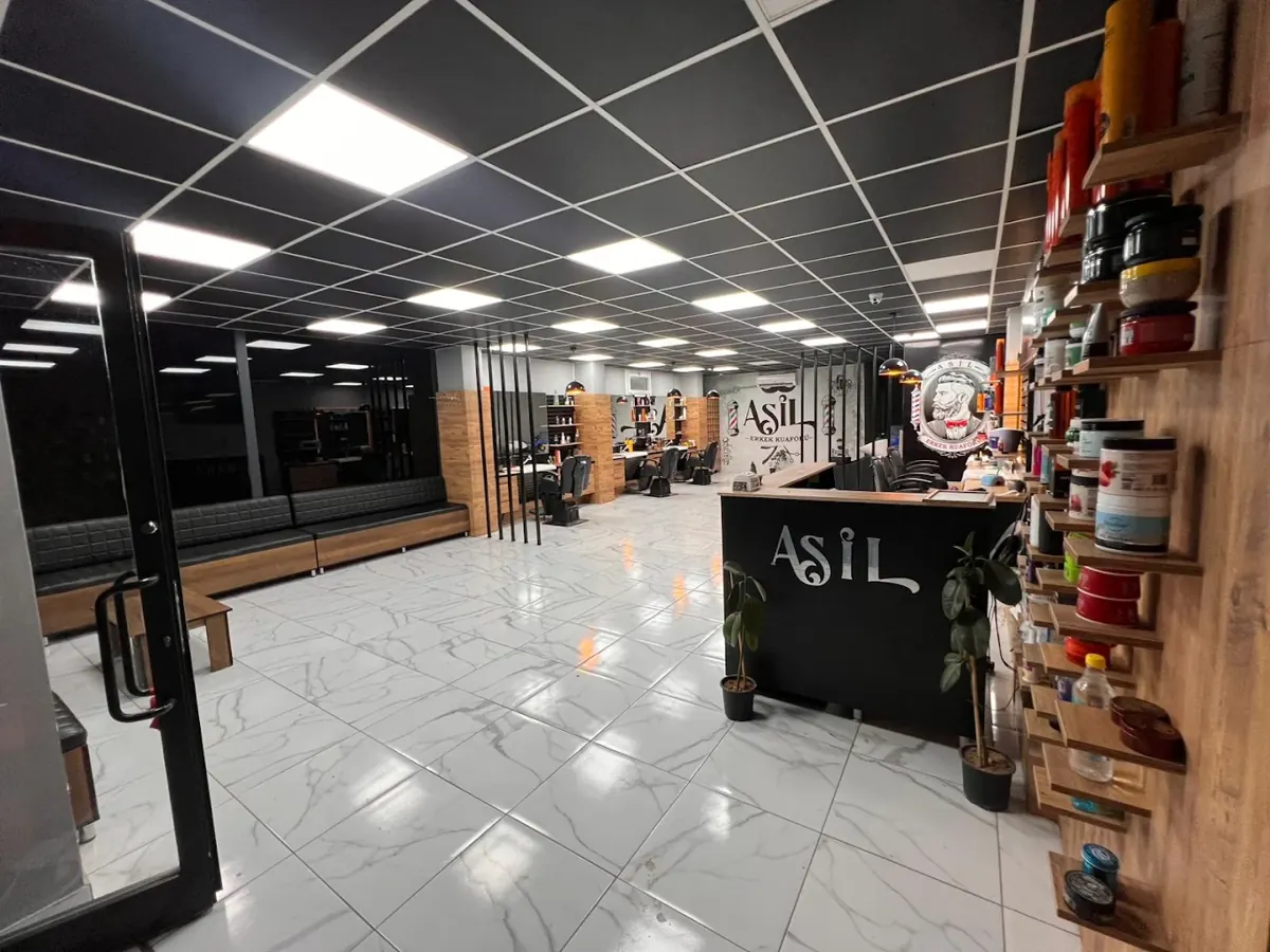 Asil Erkek Kuaförü içi: bekleme koltukları, Asil yazılı tezgâh ve ürün rafları
